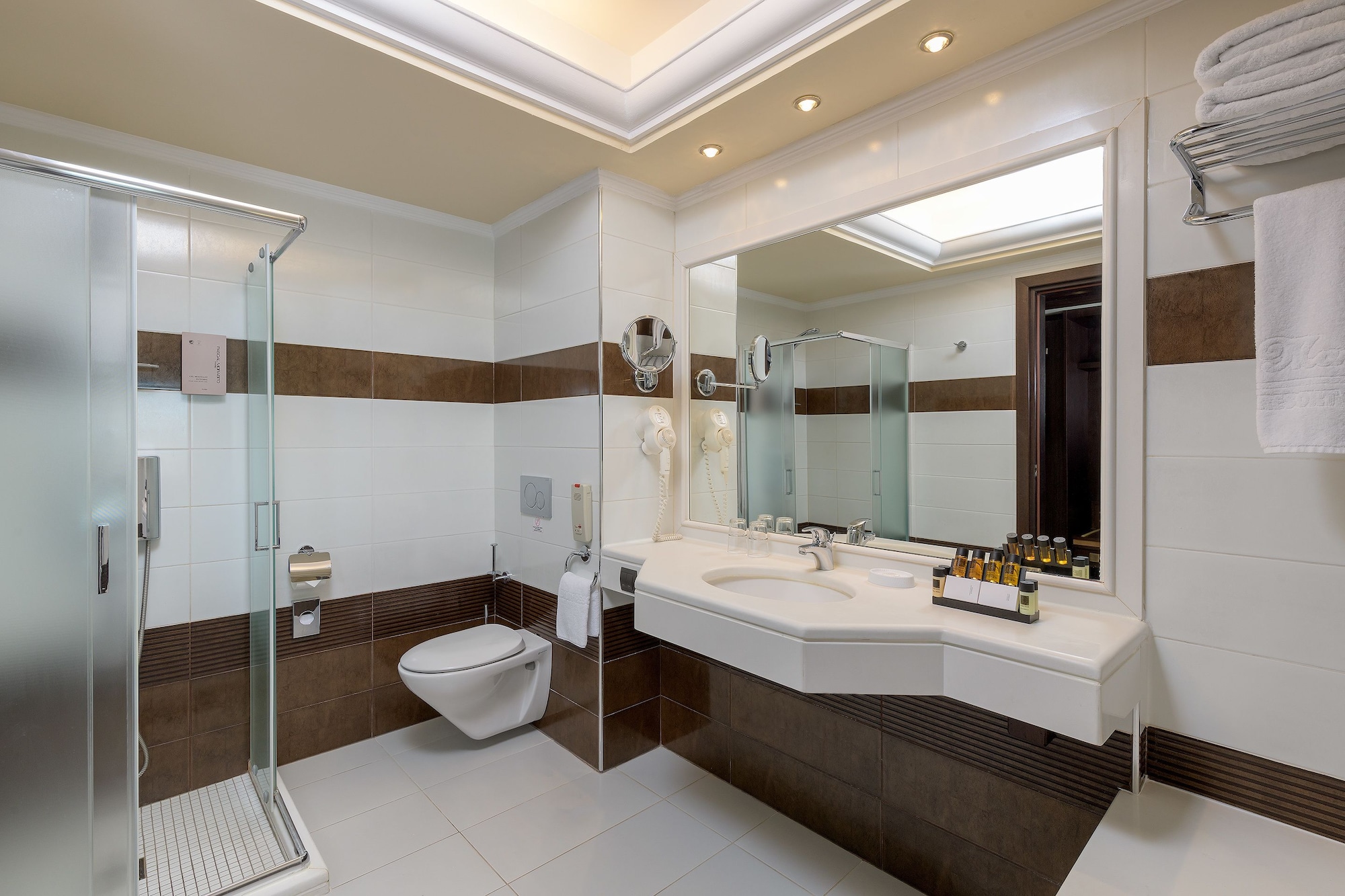 جناح بانورامي بسرير كينج بإطلالة على البحر مع أريكة بمسبح خاص، La Marquise Luxury Resort Complex 4/7