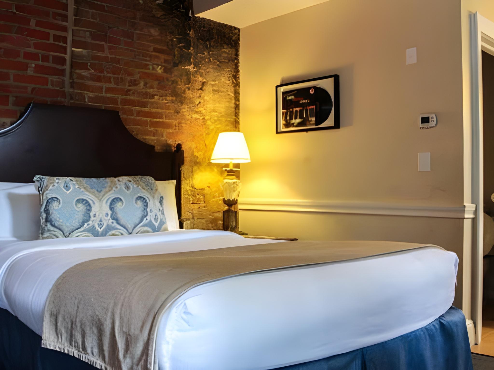 Classic, Queen Bed