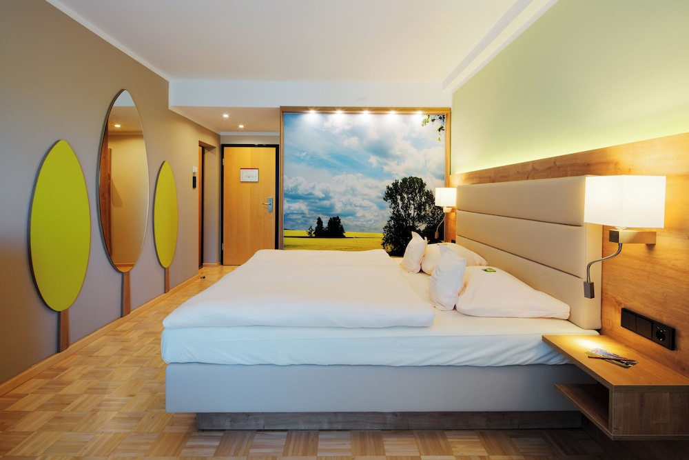 Room, Queen Bed, Land Side