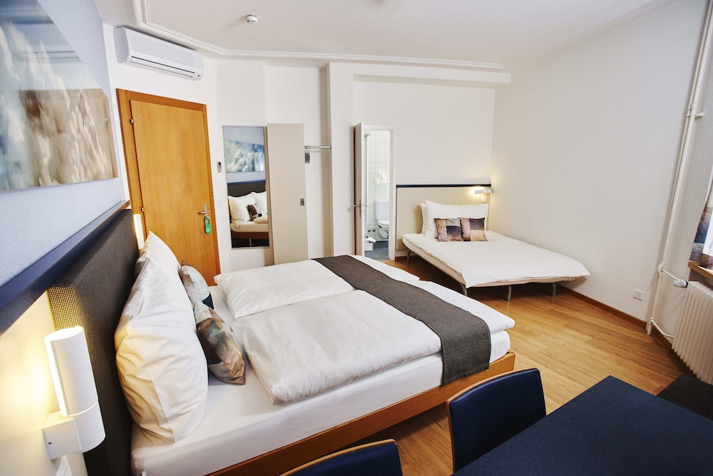 غرفة قياسية رباعية بسريرين منفصلين مع أريكة، Bristol Hotel Zurich 3/5