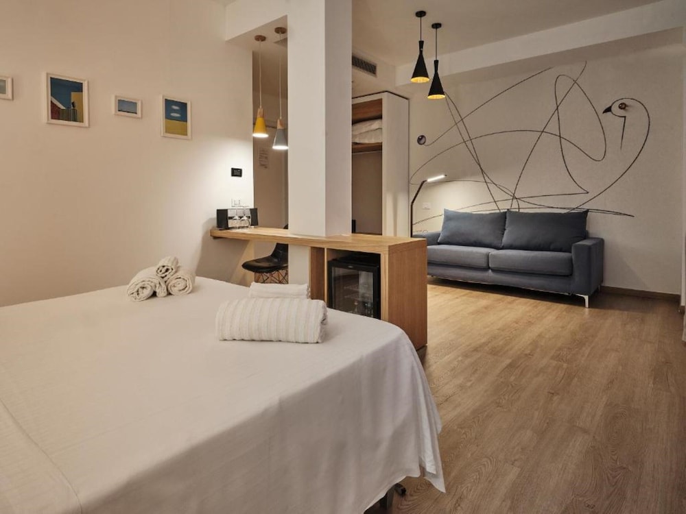 EXECUTIVE, DOUBLE BED, GARDEN AREA