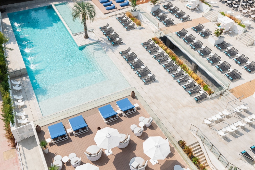L Azure Hotel 48/64