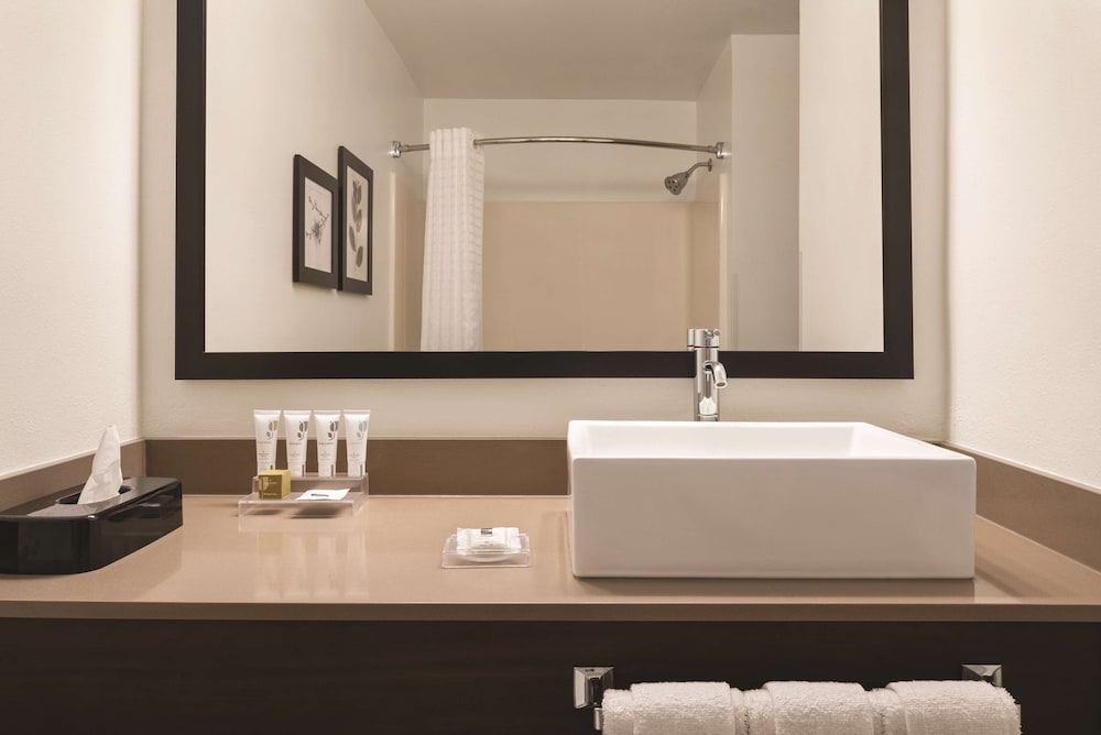 Country Inn & Suites By Radisson, Dubuque, IA 6/30