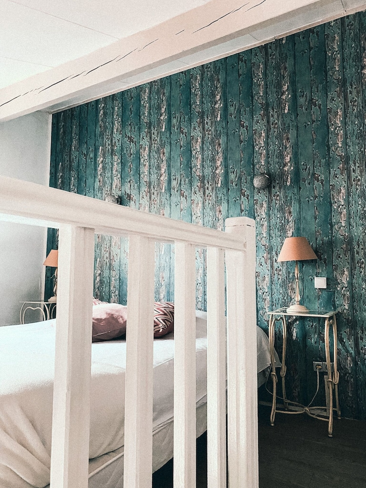 Auberge Des Pins 26/42