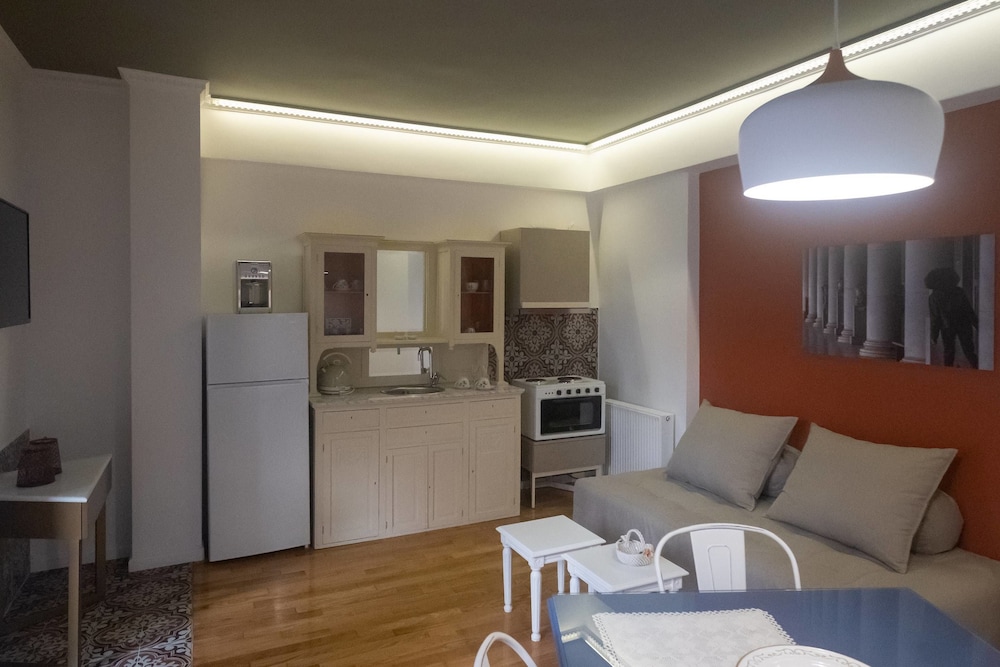 Athenian Yard Suites 15/50
