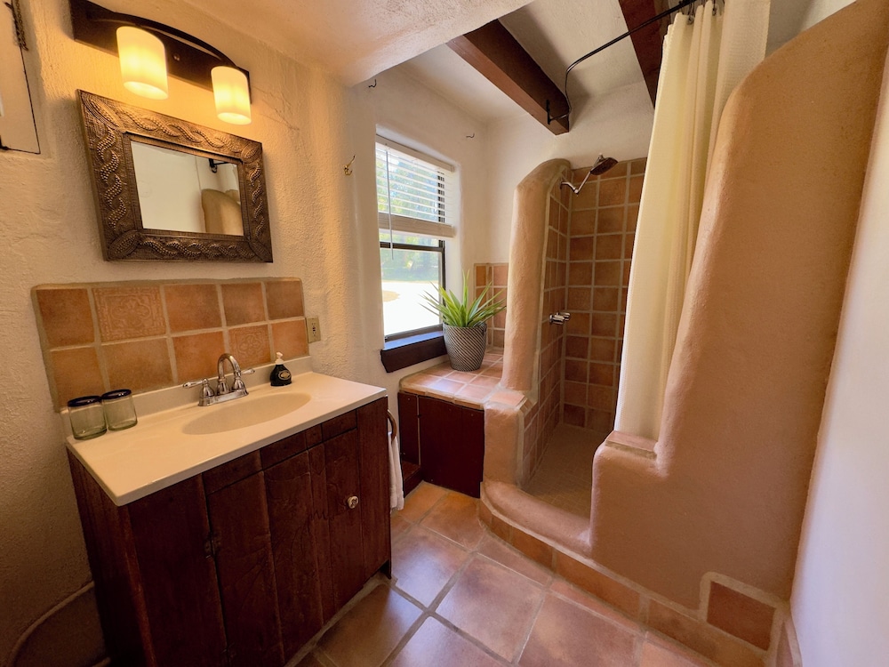 Old Taos Guesthouse Bed and Breakfast 66/69