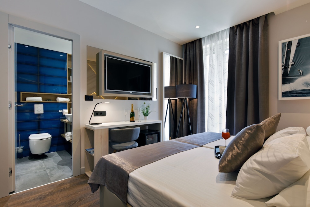Sailor Boutique Rooms 6/27
