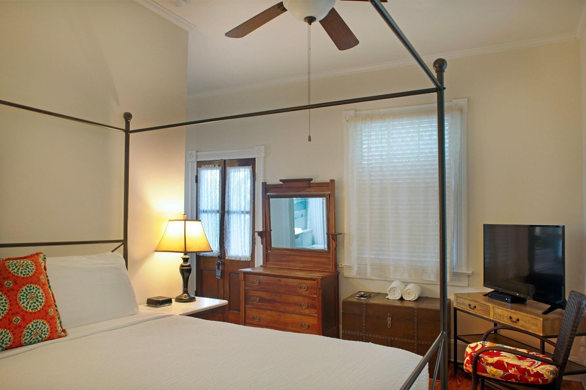 Island, City, House, King Bed