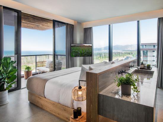 Ocean, Suite, King Bed, Pool View