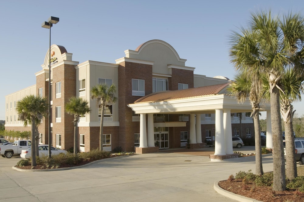 Holiday Inn Express and Suites Lucedale Hotel 5/76