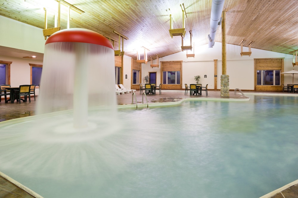 Holiday Inn Express Munising-Lakeview 48/68