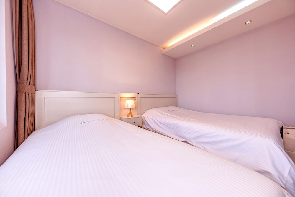 DELUXE, TWIN BEDS