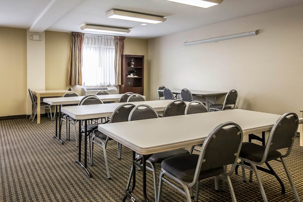 Econo Lodge Inn & Suites Monroe, MI 34/36