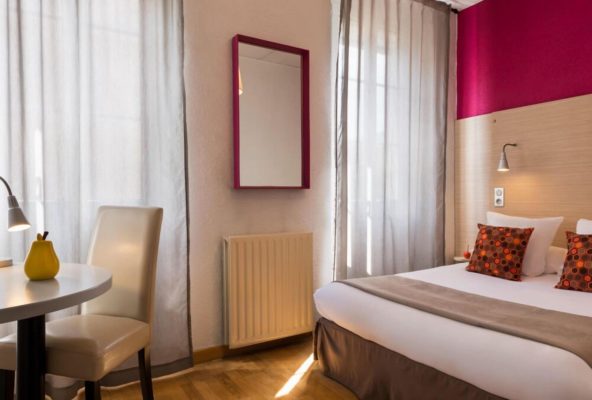 ROOM, DOUBLE BED