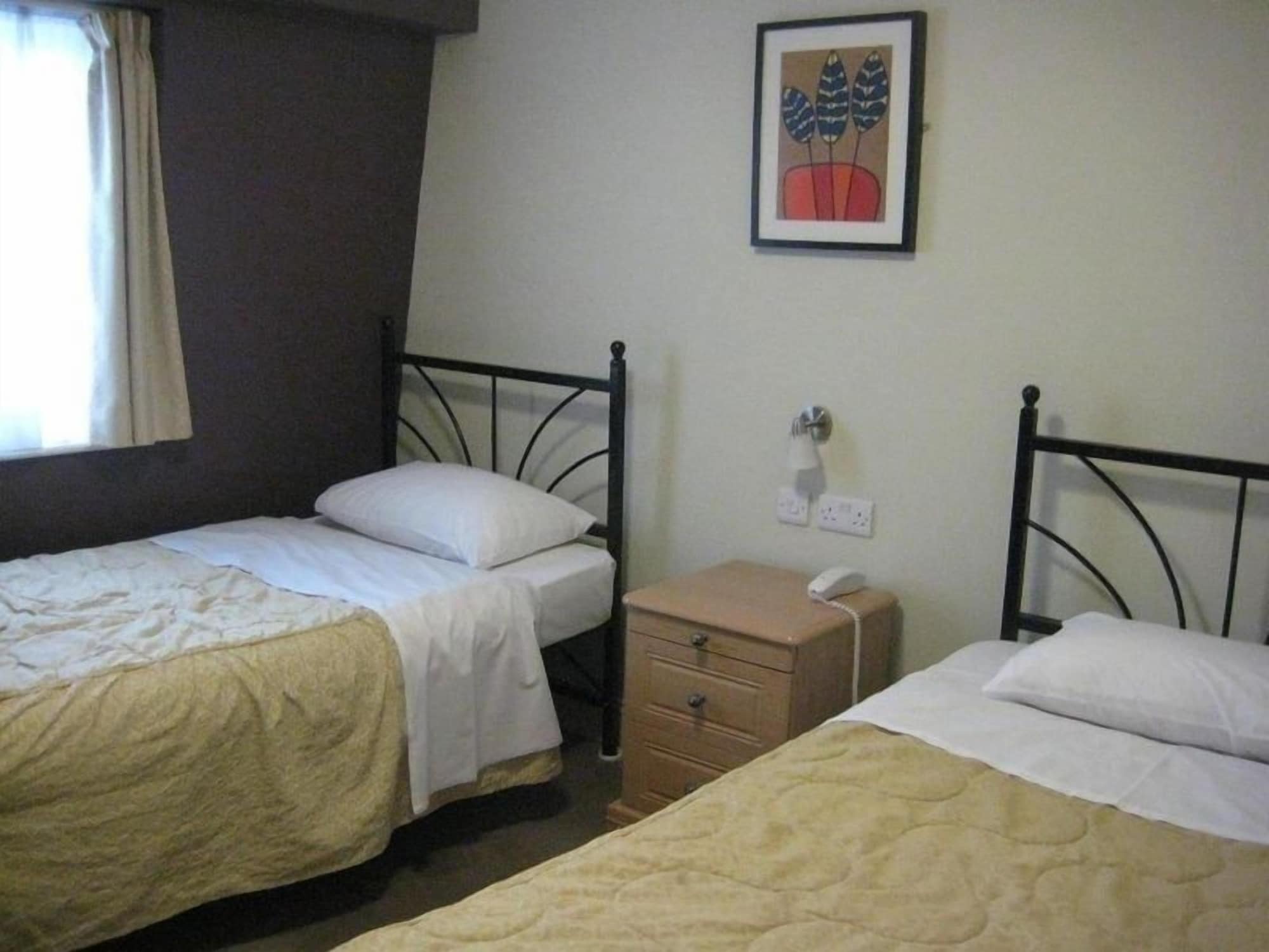 Standard, Twin Beds, Central Hotel 2/6