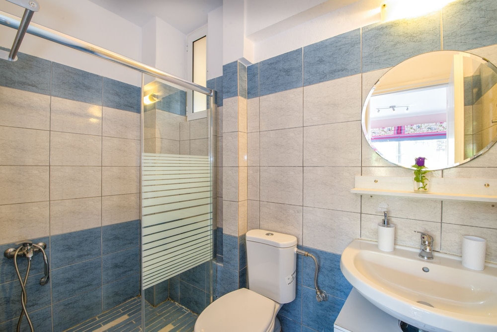 Stamatakis Boutique Studios 46/50