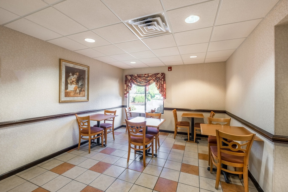 Red Roof Inn Hendersonville 28/32