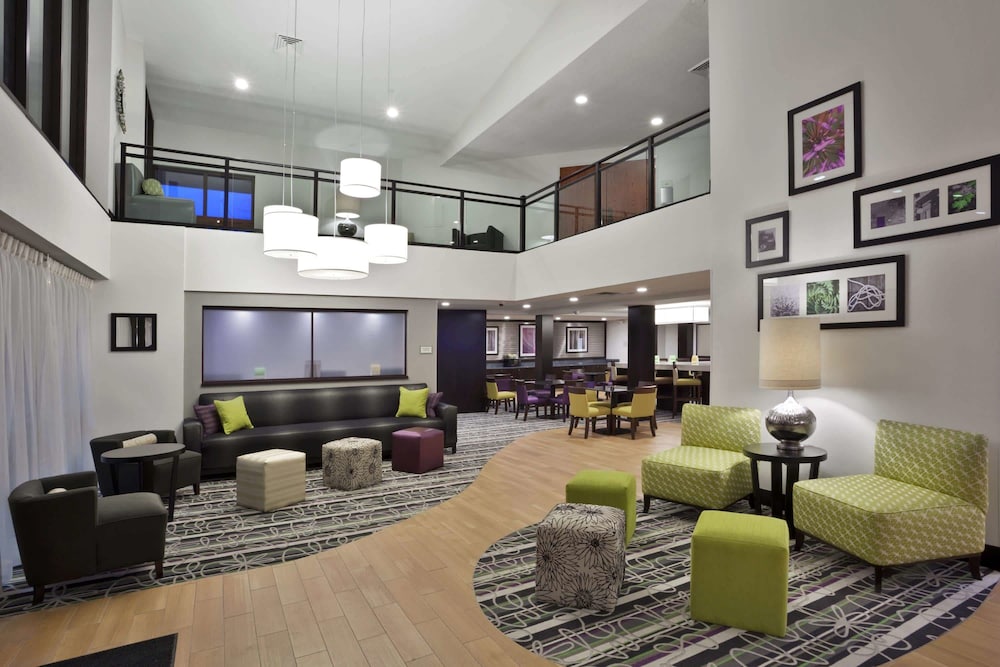 La Quinta Inn & Suites by Wyndham Detroit Metro Airport 39/55