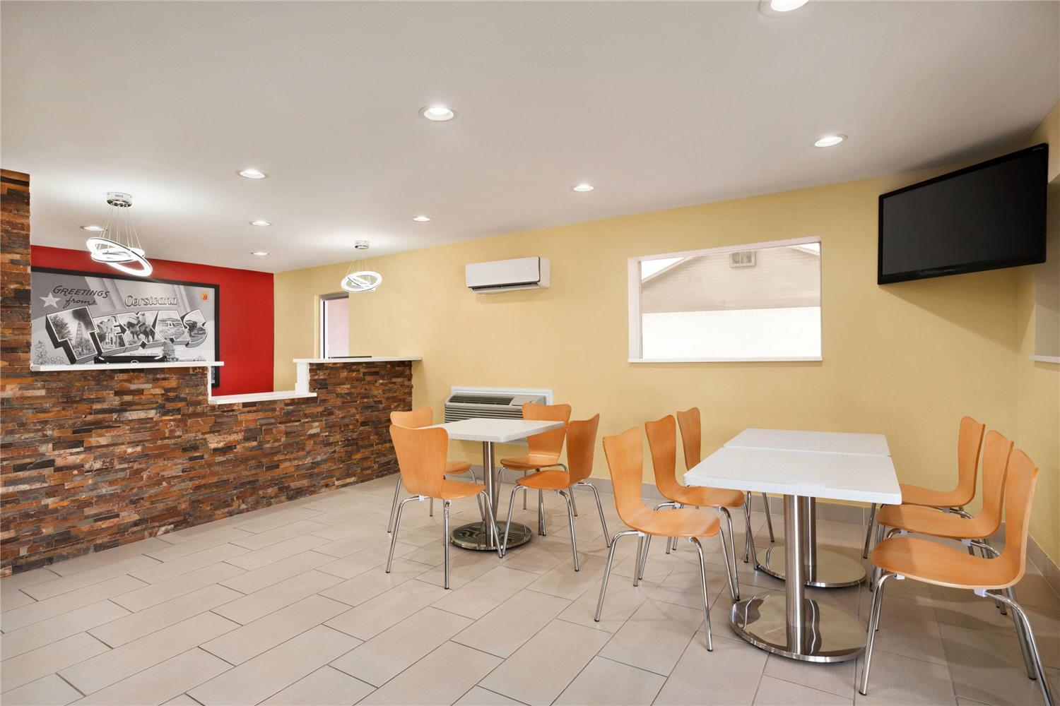 Super 8 by Wyndham Corsicana 5/9