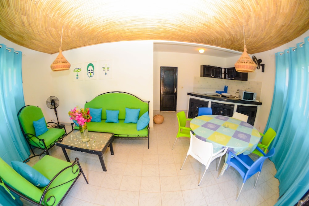 Africa Queen Hotel 40/70
