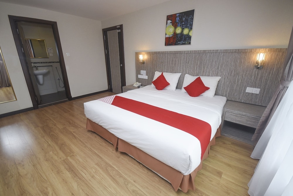Super OYO 985 Hotel Nur 7/22