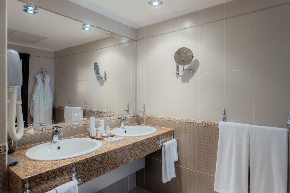 Palace-Marina Dinevi Hotel 42/44