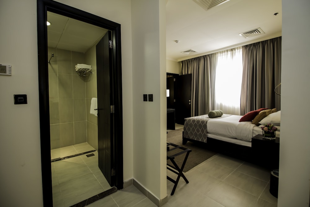 The Royal Riviera Hotel Doha 50/50