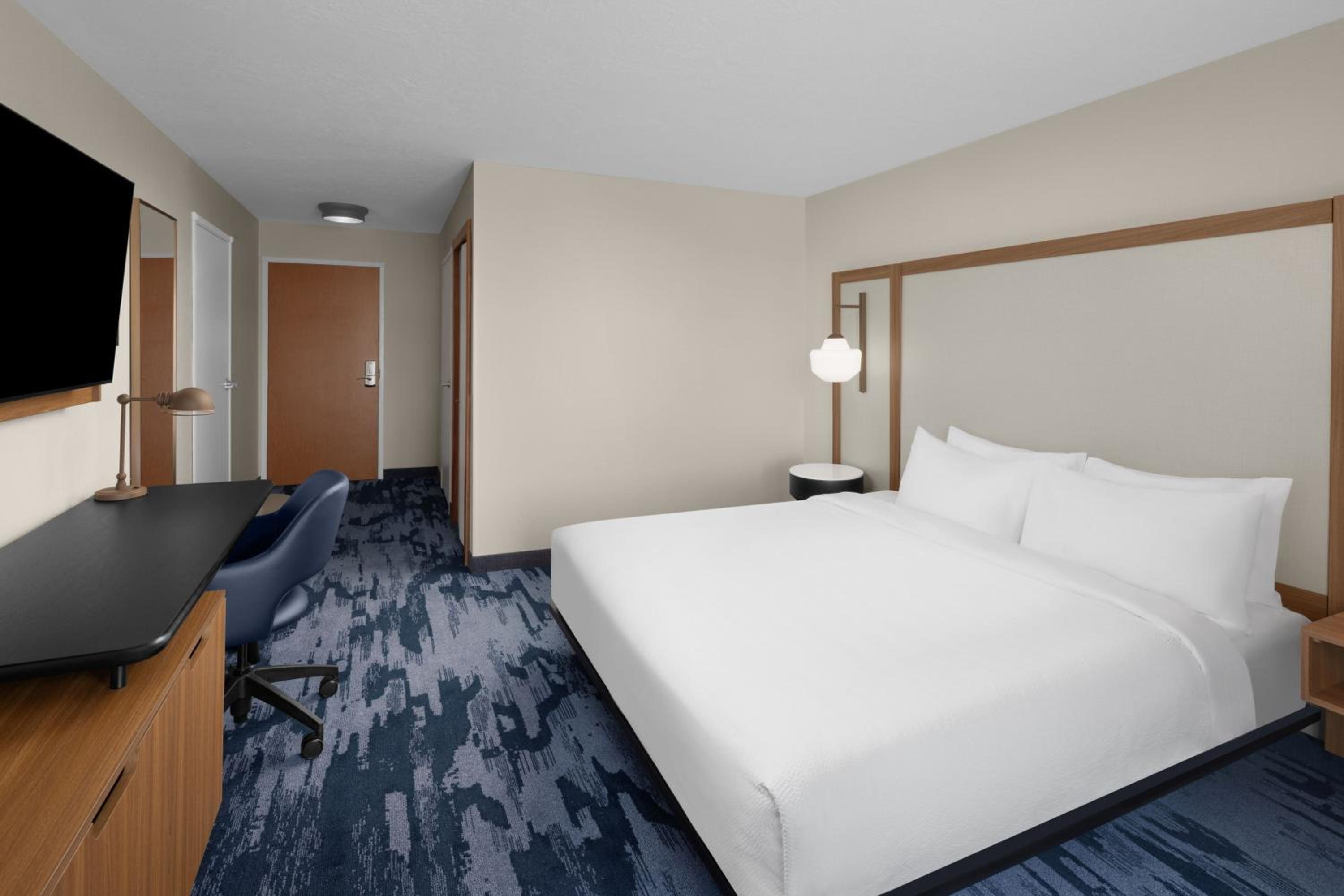 غرفة بسرير كينج بحوض استحمام لذوي الإعاقة