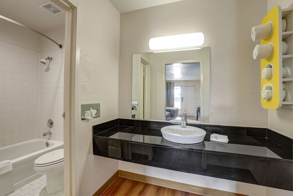 Econo Lodge Sonora, TX 53/60
