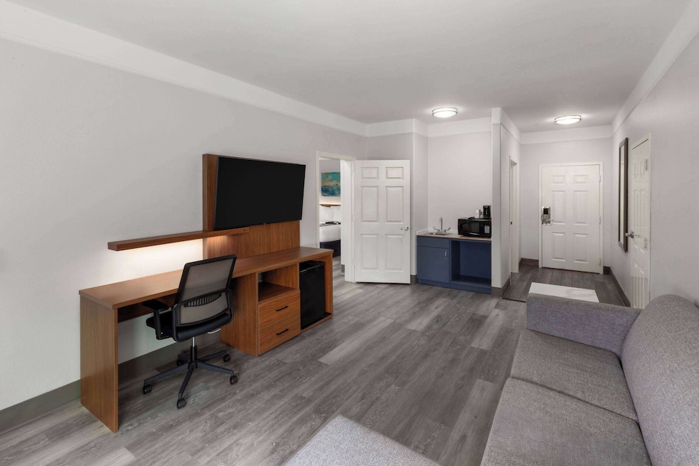 La Quinta Inn & Suites by Wyndham Angleton 8/50
