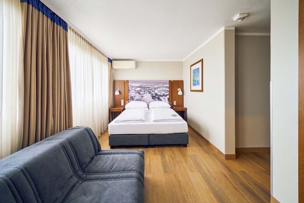 Room, Triple, Queen Bed, Sofa