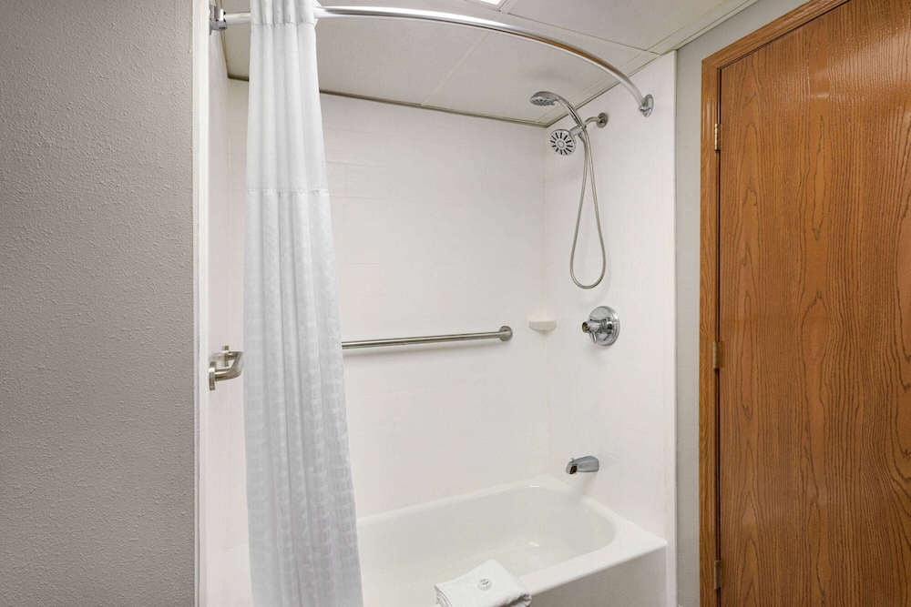 AmericInn by Wyndham Branson and Conference Center 25/62