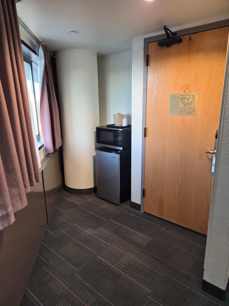 Alex Hotel and Suites Anchorage Airport 35/66