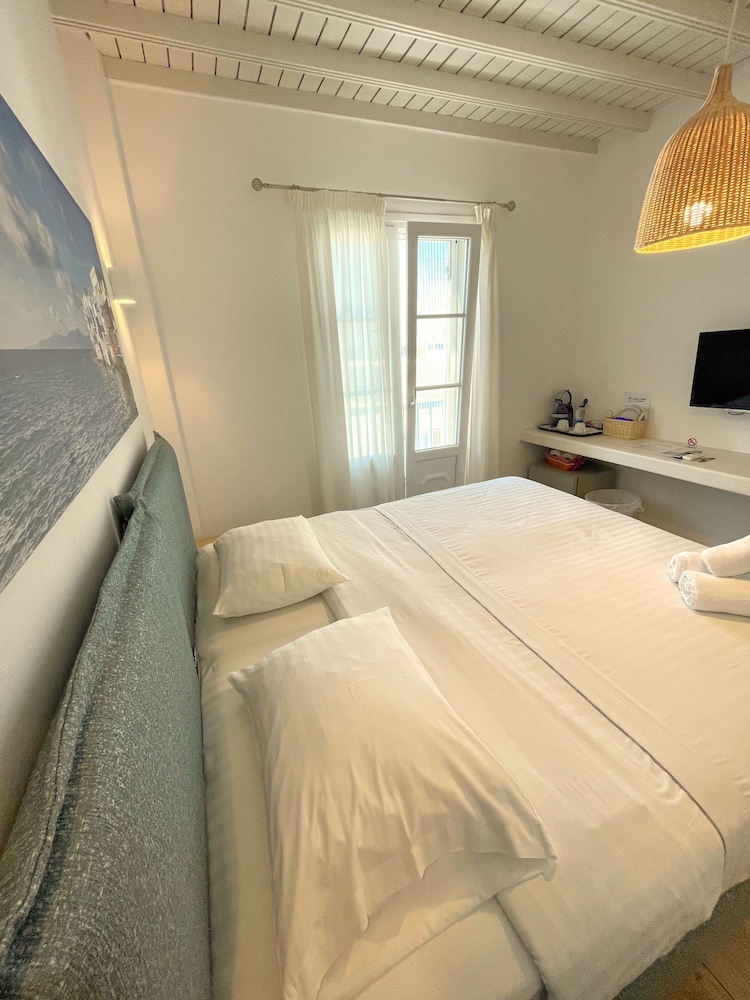 ROOM, DOUBLE OR TWIN BED, BALCONY