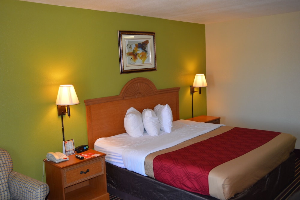 Econo Lodge Lake Charles University Area 21/48