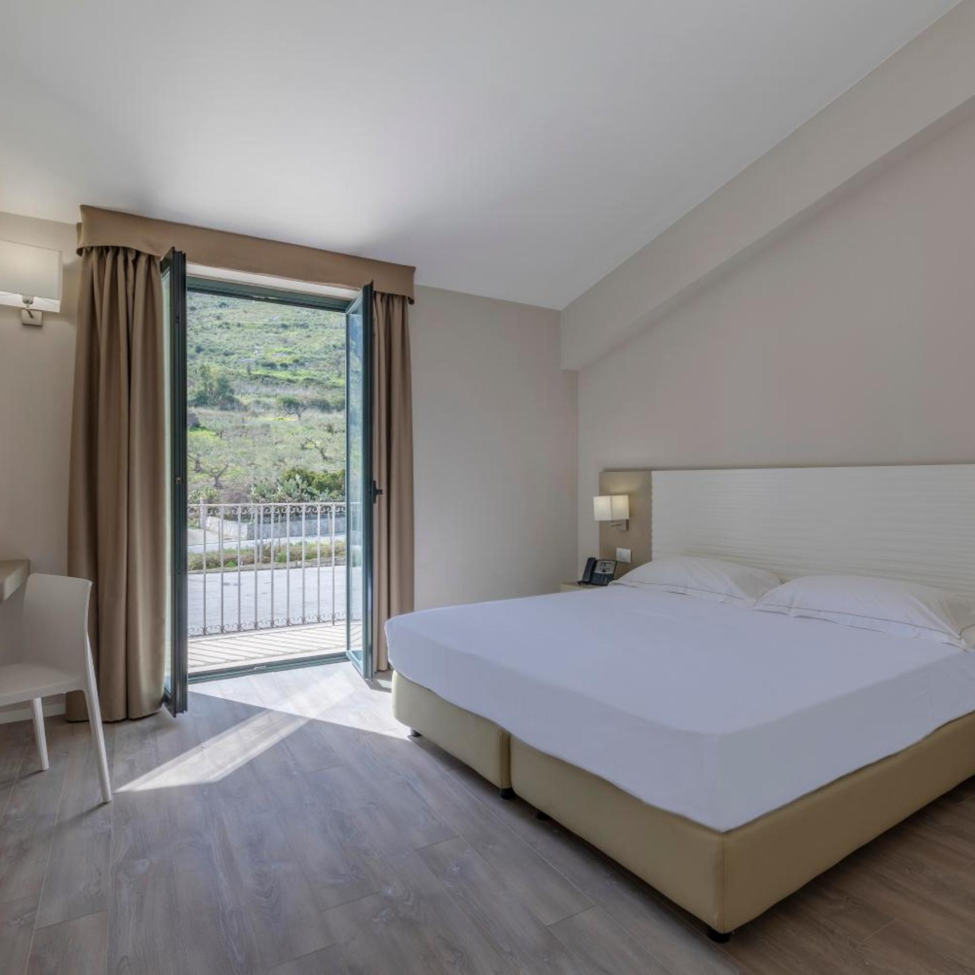 Deluxe, Double or Twin Bed, Mountain View