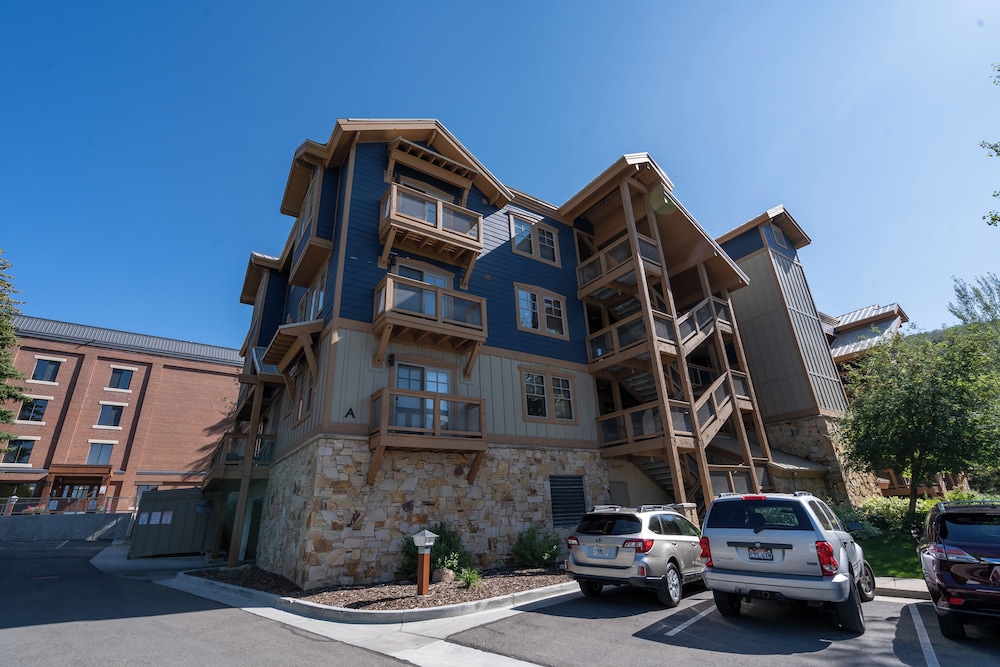 Town Pointe By Lespri Management 42/50