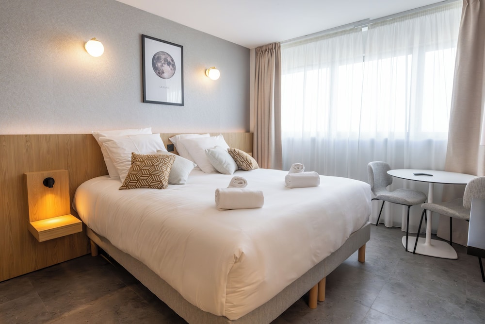 STUDIO, QUEEN BED, KITCHENETTE