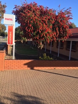 CHARLES RASP MOTOR INN AND COTTAGES 23/56