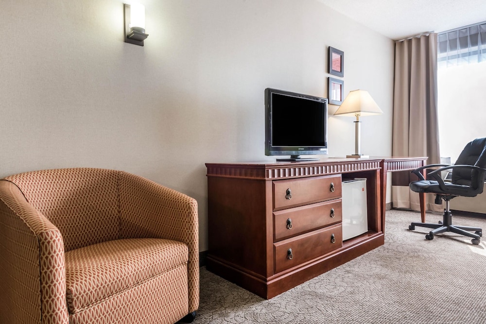 Comfort Inn & Suites Barrie 24/51