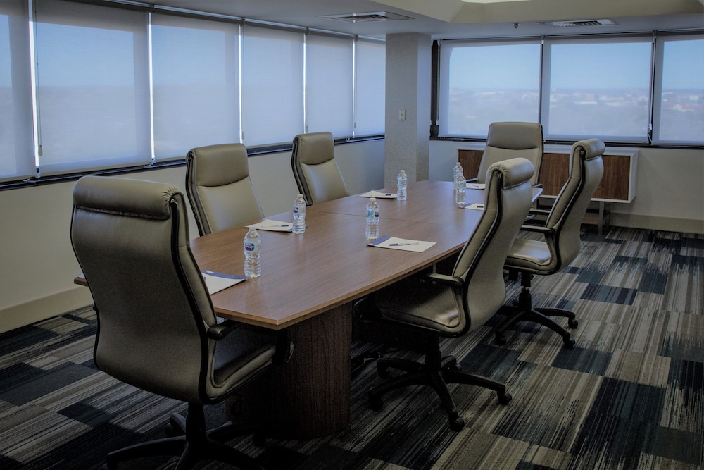 Holiday Inn Express San Antonio-Airport 51/57