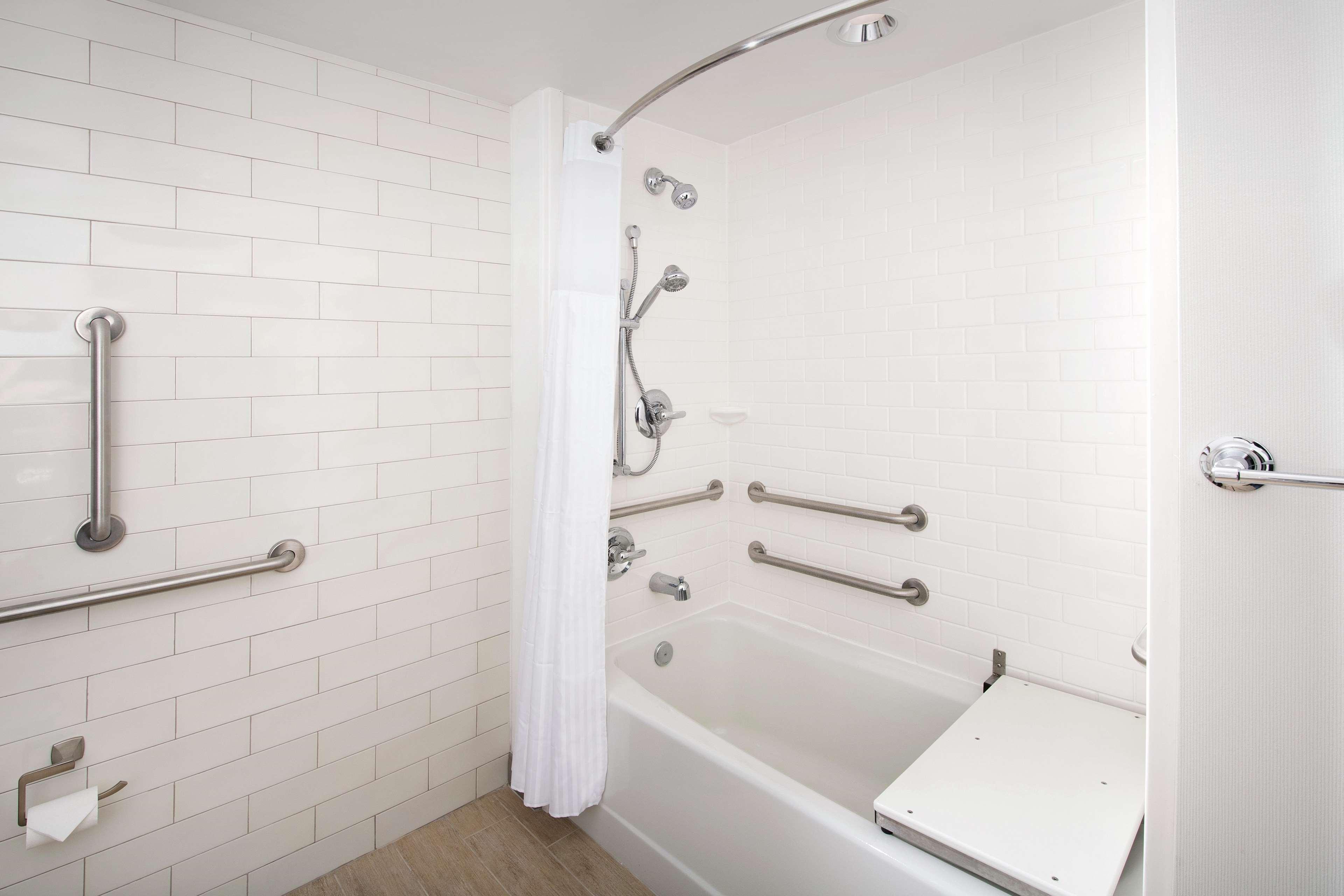 ROOM, KING BED, ACCESSIBLE