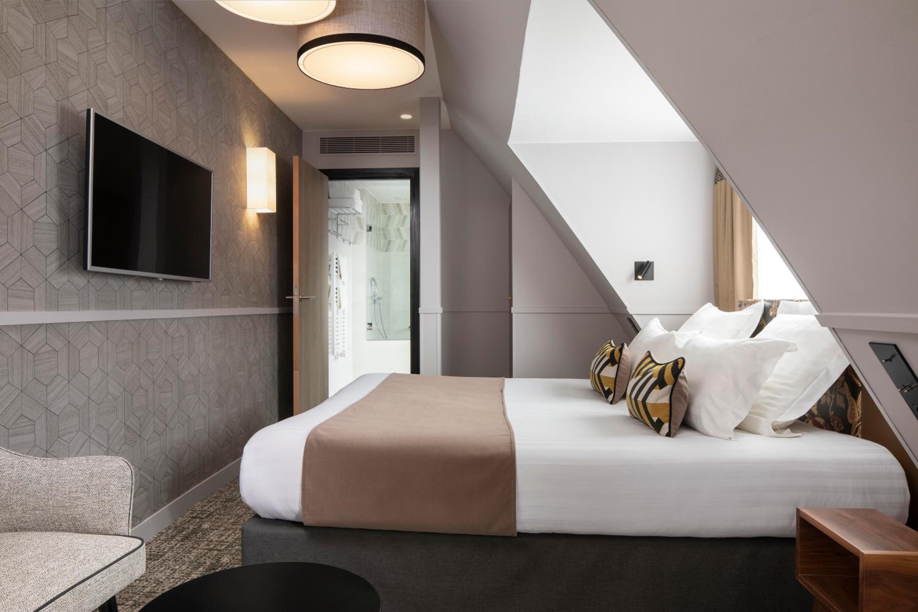 Suite, King Bed, Sofa