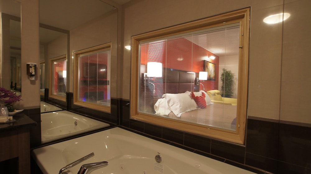 Dreamz Inn 42/43