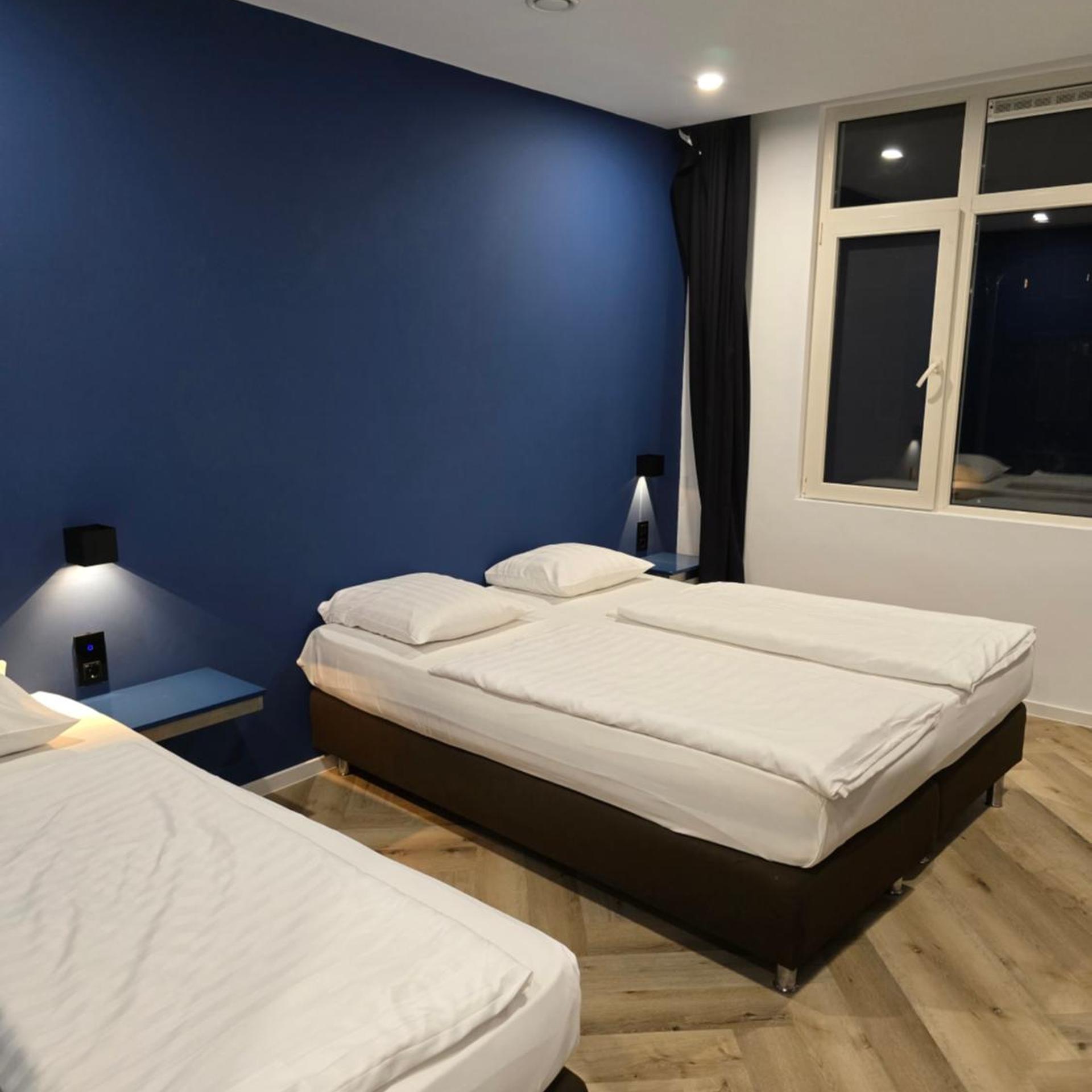 غرفة ثلاثية، Hotel Port 2/7
