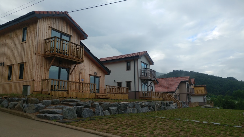 Daegwallyeong Solbawee Log-Housing Pension 17/22