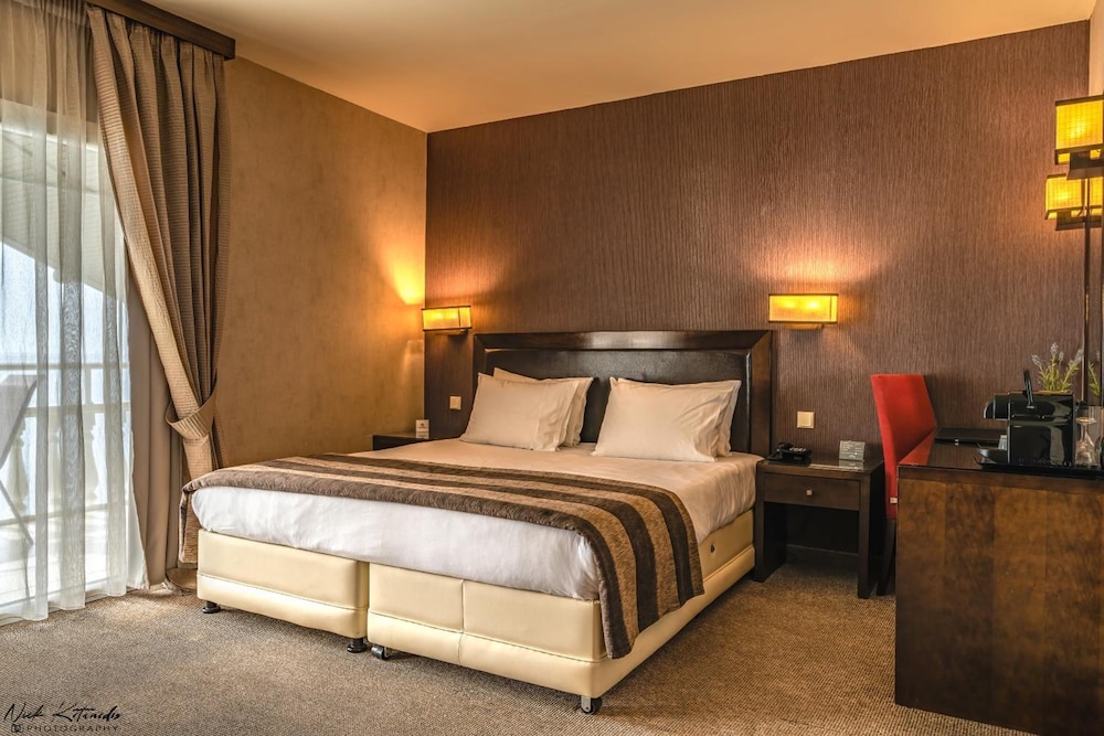 Avra Hotel 12/47