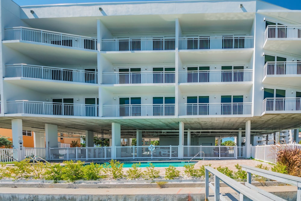 Provident Oceana Beachfront Suites 2/77