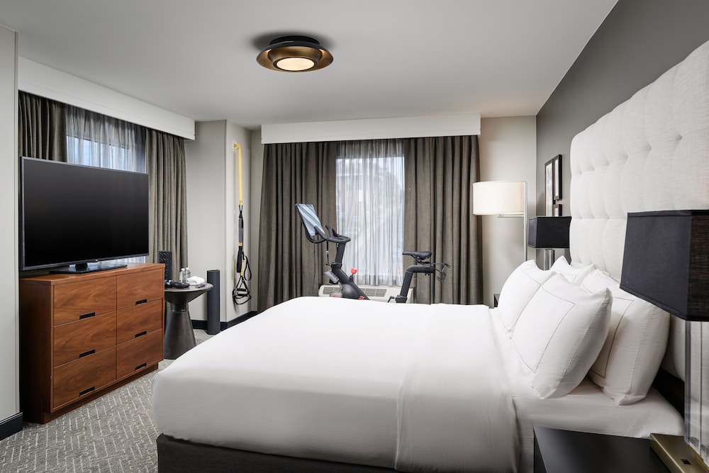 ROOM, KING BED, PELOTON