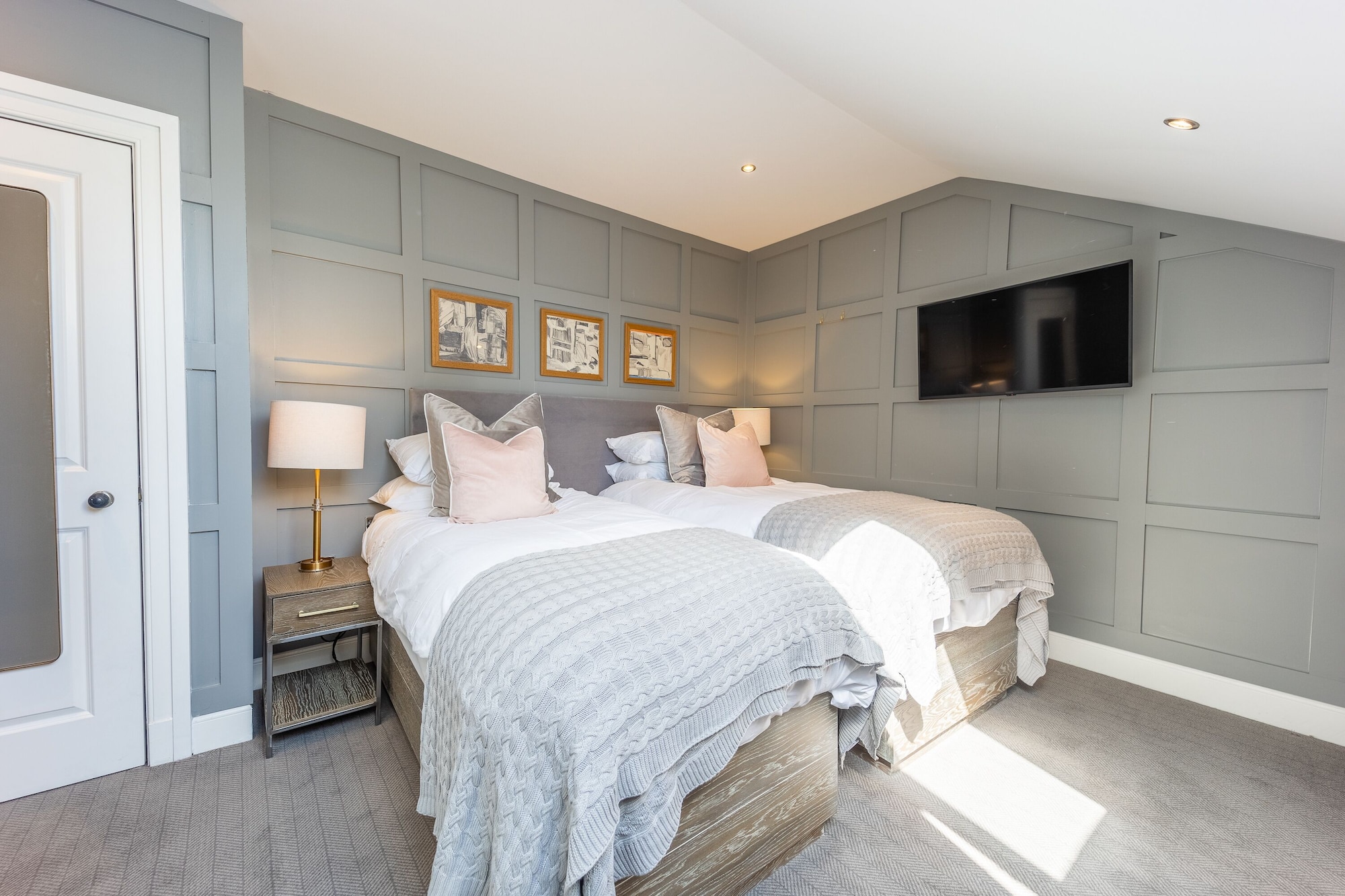 1 BEDROOM, APARTMENT, CASTLE VIEW